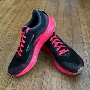 LIKE NEW Brooks Catamount Trail Shoes • Black/Hot Pink • Sz 8.5
